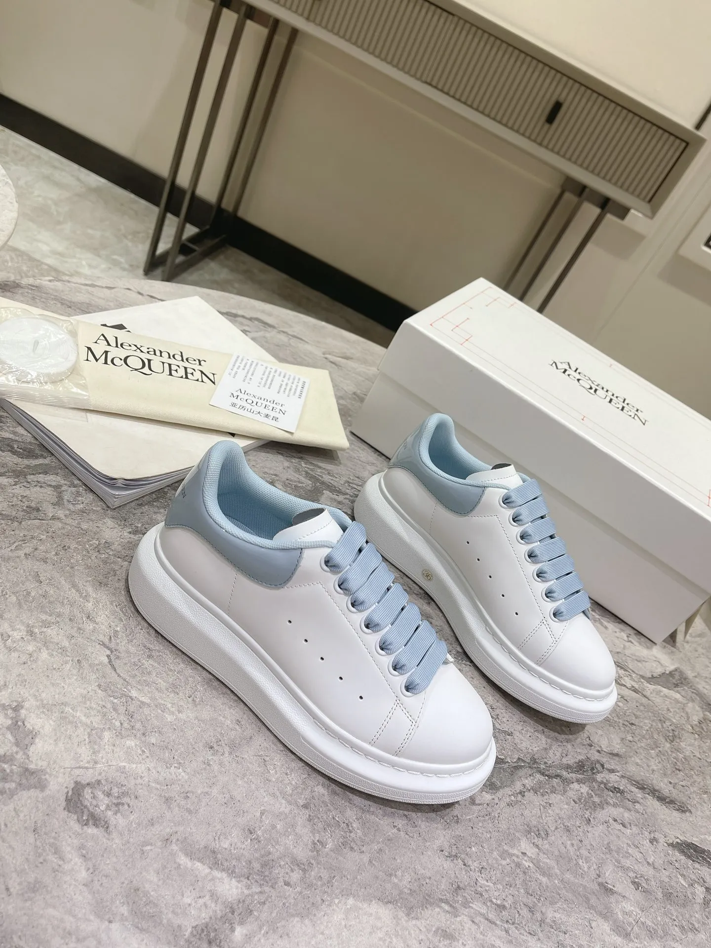 👟👟Ex-factory price 480👟👟 𝘼𝙡𝙚𝙭𝙖𝙣𝙙𝙚𝙧 𝙈𝙘𝙌𝙪𝙚𝙚𝙣 (High-end quality colors will be added one after another) ) 💛💚McQueen couple thick-soled series of white shoes 🔸Upper: top-layer waxed silk cowhide (EU 3A standard) 🔸Inner: water-dyed sheepskin 🔸Outsole: T👟👟Ex-factory price U vacuum original matte bottom Absolutely high version High cost performance Welcome to compare ✔ ❥Female size 35---40 ❥Male size 39---44 "Special size 34.45 can be customized without return or exchange"
